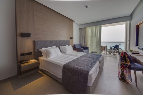 Elite-Suite-Adapted-Facility-Family-room-with-SV-580x385
