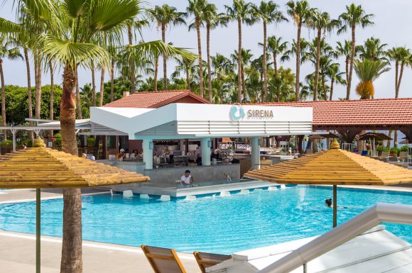 Sirena-Pool-Bar-1-580x385