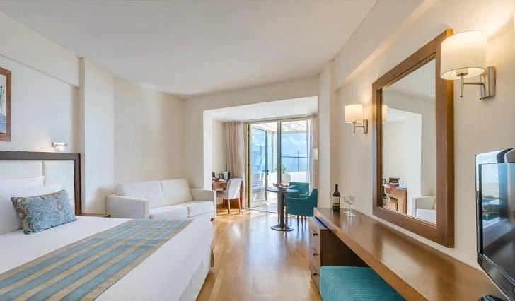 golden-bay-mini-suite-room-728x426